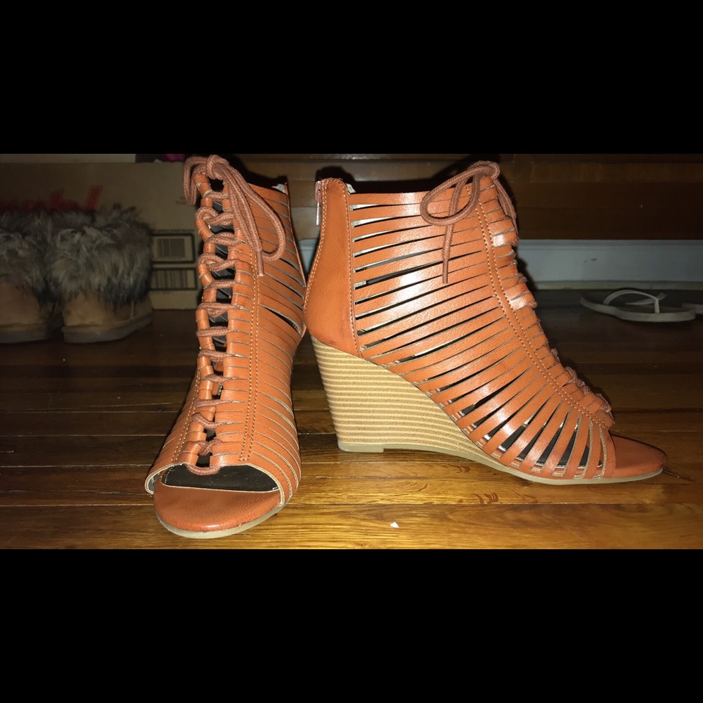Brown tie wedges